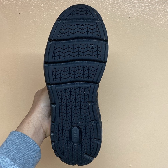 Brooks Addiction Slip Resistant Walker “Triple Black” - Picture 14 of 16